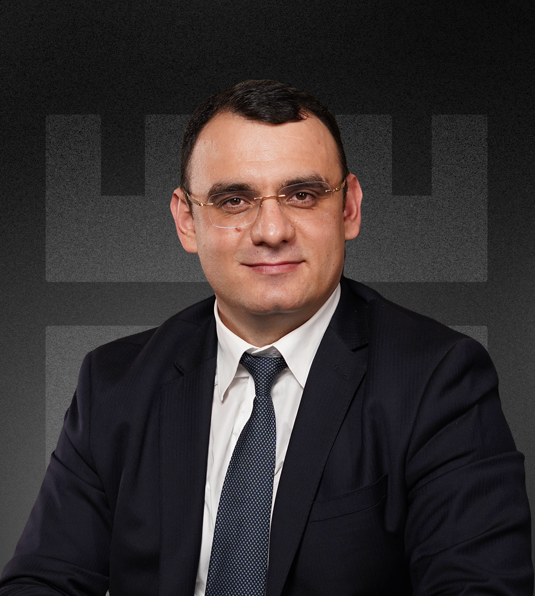 Asoschi hamkor, Advokat